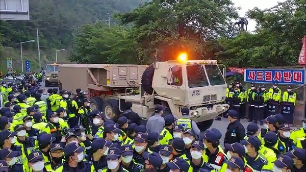 图为2020年5月，一辆载有各种装备的卡车在警方的护卫下进入庆尚北道星州郡韶成里驻韩美军萨德基地。【照片来源：NEWS1】