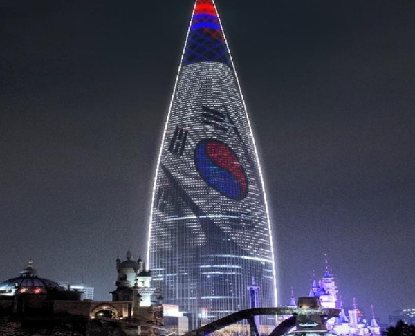 韩国国家报勋部与乐天世界大厦合作，22日开始在大厦外墙进行宣传以纪念签署《停战协定》及韩美同盟70周年。【照片来源：韩国国家报勋部】