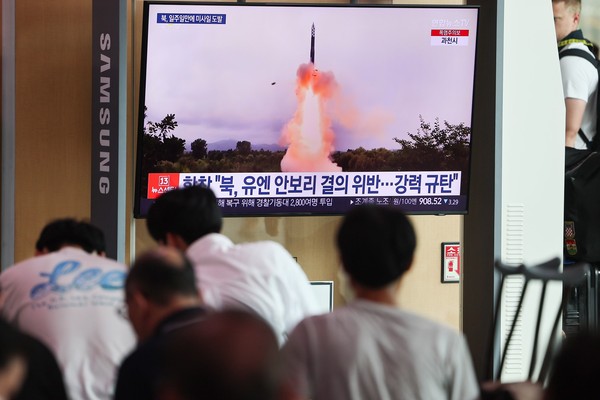 朝鲜在本月19日向东海发射两枚短程弹道导弹(SRBM)，图为市民们正在首尔站候车室观看相关新闻。【照片来源：韩联社】