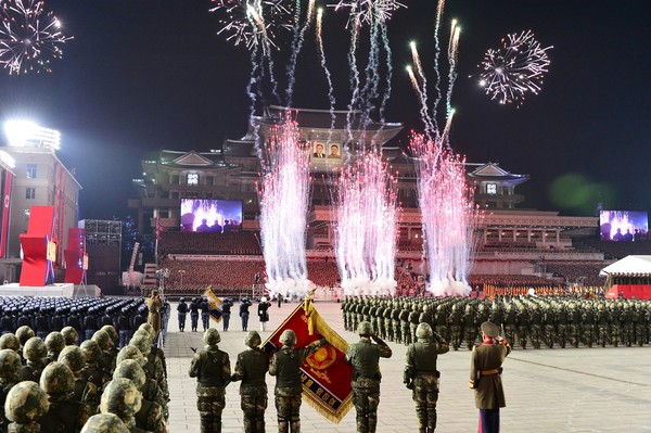 图为朝鲜今年2月8日迎来朝鲜人民军建军节75周年时在平壤金日成广场举行夜间阅兵仪式。当天的阅兵式是金正恩执政以来的第13次阅兵式，也是第5次夜间阅兵式。【照片来源：NEWS1】