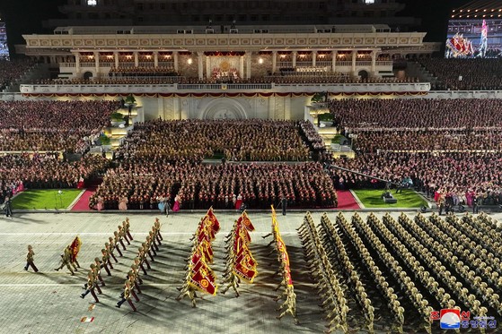 据朝中社28日报道称，朝鲜27日晚在平壤金日成广场举行了"战胜节70周年"(6.25战争停战协定纪念日)阅兵式。【照片来源：朝中社=韩联社】