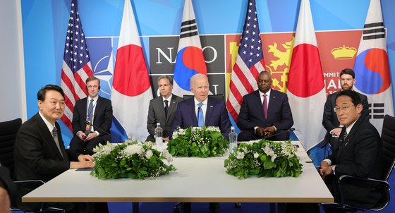 这是以去年6月在西班牙马德里举行的北约峰会为契机举行的韩美日首脑会谈的场面。左起为尹锡悦总统、美国总统拜登、日本首相岸田文雄。 【照片来源：韩国总统室摄影记者团】