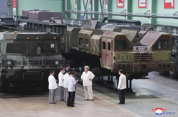 据朝中社6日报道，朝鲜国务委员长金正恩本月3日至5日连续视察了重要军需工厂，强调了为战争做准备的武器现代化。【照片来源：朝中社=韩联社】