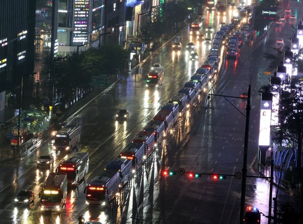 第6号台风“卡努”北上靠近首都圈。图为10日晚间首尔江南站十字路口的公交车道出现拥堵。【照片来源：韩联社】