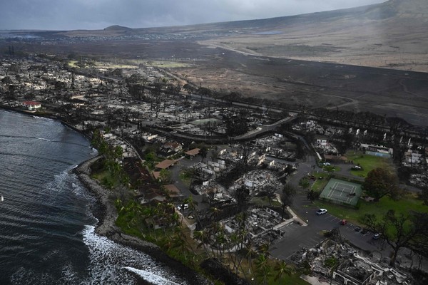 夏威夷毛伊岛的拉海纳市中心被山火化为废墟。【照片来源：美联社=韩联社】
