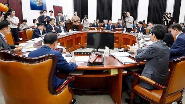 韩国国家情报院院长金圭显17日上午在国会召开情报委员会全体会议。【照片来源：国会摄影记者团】