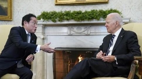 日本首相岸田文雄18日在美日首脑会谈上向美国总统拜登说明福岛污水排放计划，并寻求支持。【照片来源：美联社=韩联社】