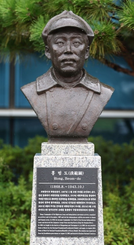 图为设置在首尔龙山区国防部大楼前的洪范图将军半身像。【照片来源：韩联社】