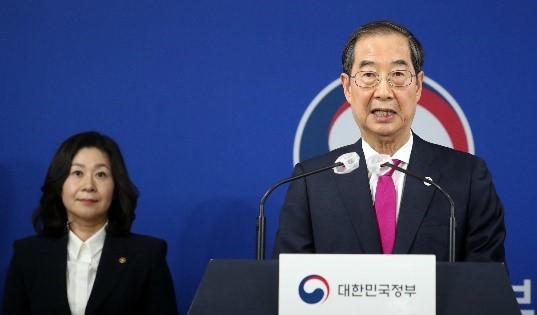 4月12日下午，韩国总理韩德洙在首尔钟路区世宗大路政府办公大楼宣布根除校园暴力综合计划。【照片来源：NEWS1】
