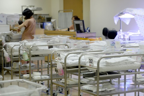 图为首尔市内医院的新生儿室。【照片来源：NEWS1】