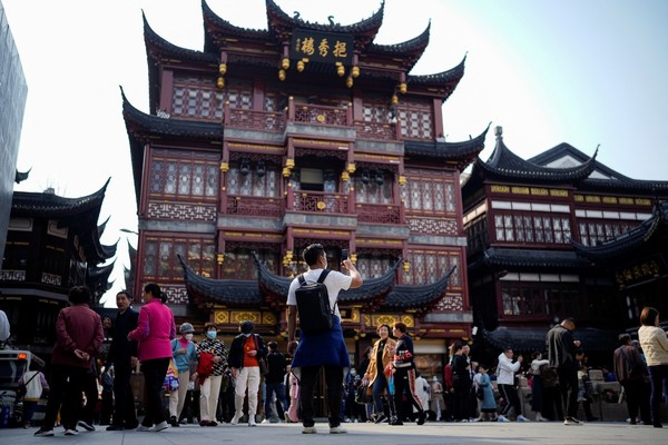来到中国上海旅游景点的游客。【照片来源：路透社=韩联社】
