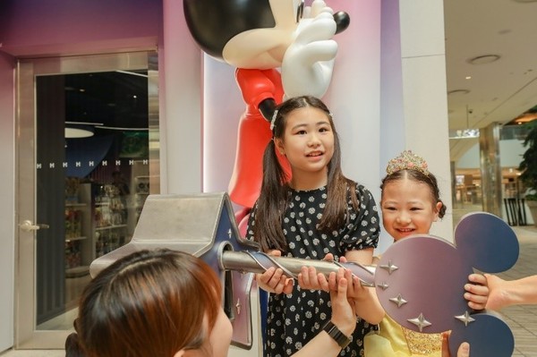 图为13日上午在首尔永登浦区“THE现代首尔”5楼迪士尼商店，Make A wish Korea基金会资助的儿童正在参与“商店开业庆祝活动”。【照片来源:现代百货商店】