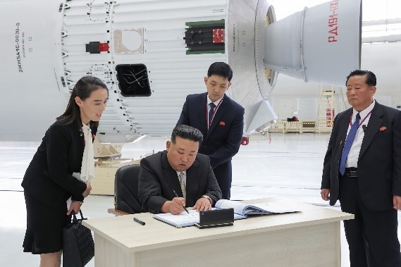 图为朝鲜国务委员长金正恩13日在俄罗斯阿穆尔州东方航天发射场的留言簿上留言。【照片来源：劳动新闻=NEWS1】