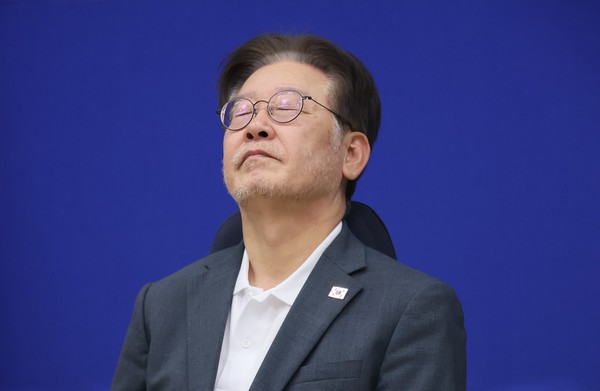 图为韩共同民主党代表李在明13日在国会党代表室绝食示威。【照片来源：韩联社】