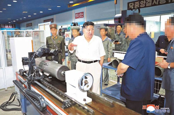 朝中社上月3日报道称，朝鲜国务委员长金正恩视察了生产船舶用发动机的平安北道北中机械联合企业和重要军需工厂。【照片来源：韩联社】