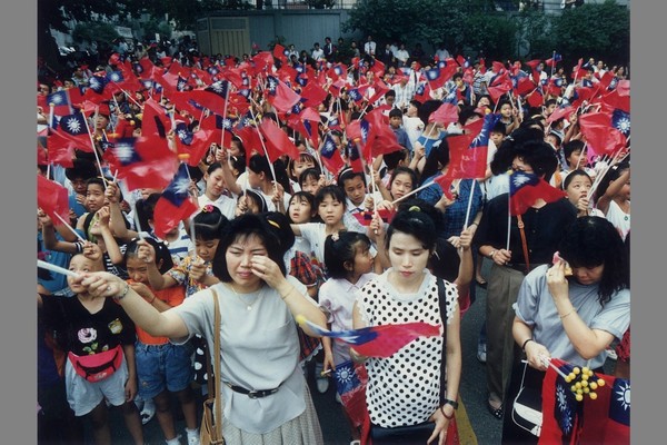 韩国与中华人民共和国政府建交后，于1992年8月24日下午4日与台湾断绝外交关系。图为当时在位于首尔明洞的台湾大使馆举行了降旗仪式，聚集在此处的台湾人流着眼泪观看了青天白日旗降下。【照片来源：中央图片库】