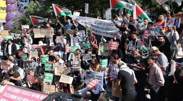 图为11日在首尔清溪广场附近，巴勒斯坦人和市民团体等参加了有关巴勒斯坦武装派别哈马斯攻击以色列的集会，以支持巴勒斯坦。【照片来源：韩联社】