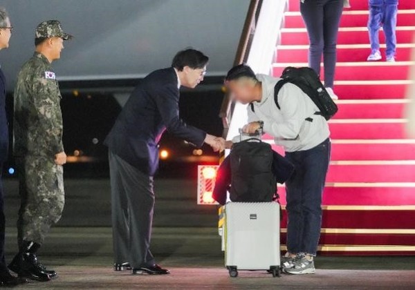 图为14日晚，韩国外交部第一副部长张虎镇正在迎接安全抵达城南首尔机场的滞以韩国公民。【照片来源：韩国外交部】