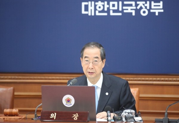图为17日上午韩国国务总理韩德洙出席在首尔钟路区政府首尔办公大楼举行的国务会议上正在发言。【照片来源：NEWSIS】