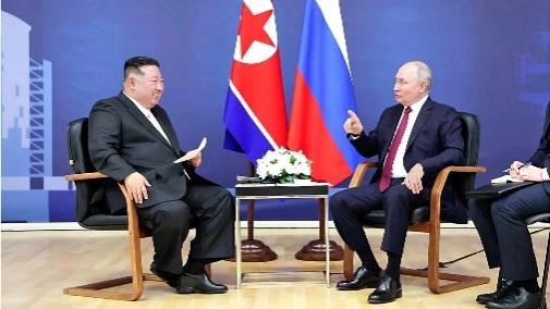 朝鲜国务委员长金正恩访问俄罗斯，并于13日与俄罗斯总统普京举行了首脑会谈。朝俄首脑会谈前后，朝鲜被怀疑与俄罗斯进行了至少1000个集装箱的武器交易。【照片来源：韩联社】