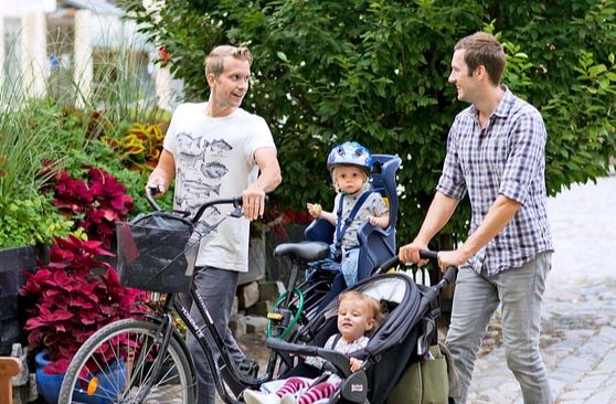 休育儿假瑞典男性在家中照顾子女，他们被称为“拿铁爸爸”，因为他们往往端着咖啡、推着婴儿车积极参与育儿。【照片来源：瑞典社会保险局】