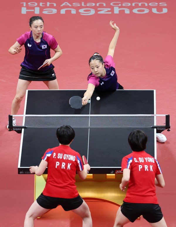 图为本月2日在杭州举行的第19届亚运会女子乒乓球双打决赛中，韩国选手申裕斌正在击球。韩国组合田志希和申裕斌以4:1的比分赢得了比赛。【照片来源：韩联社】