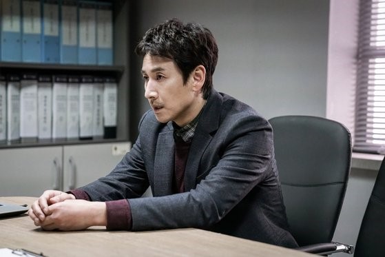 图为韩国演员李善均在2018年tvN电视剧《我的大叔》出演的场面。【照片来源：tvN】