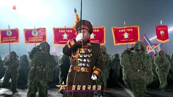 图为朝鲜中央电视台9日播放的今年2月8日建军节(人民军建军日)75周年于平壤金日成广场举行阅兵式的视频。 【照片来源：韩联社】