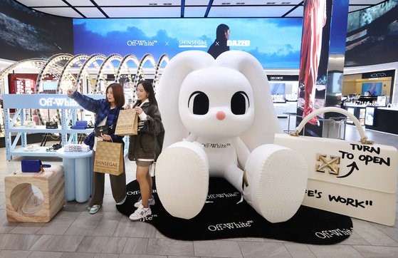 韩国新世界免税店在与Off White协作的快闪店推出其品牌卡通形象“Bani”。【照片来源：新世界免税店】