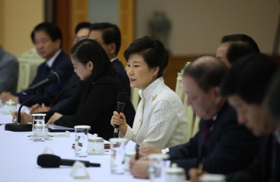图为2014年10月24日，朴槿惠总统在接见访问青瓦台的韩日议员联盟日方代表团时致辞。【照片来源：中央图片库】 