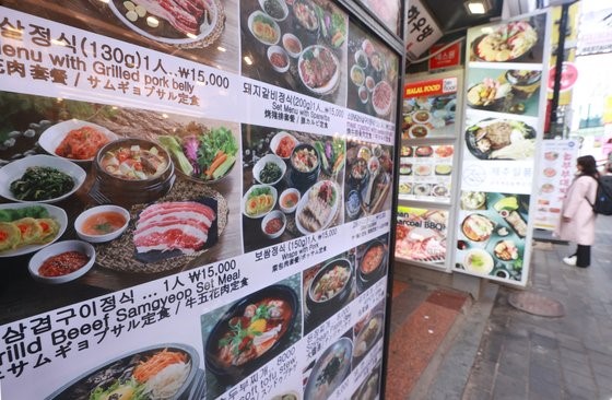 图为上月9日在首尔某美食街上标出的食品价格。【照片来源：韩联社】
