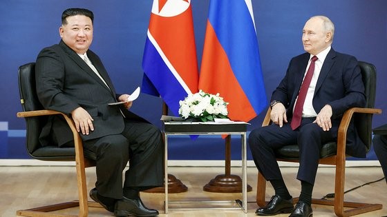 图为朝鲜国务委员长金正恩(左)和俄罗斯总统普京当地时间9月13日在俄罗斯阿穆尔州东方航天发射场举行会谈。 【照片来源：路透社=韩联社】