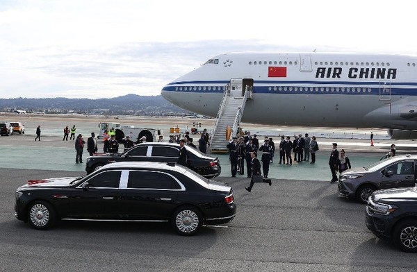 当地时间14日，在美国旧金山机场着陆的中国国家主席习近平的专机前，红旗车辆正在等待。【照片来源：法新社=韩联社】