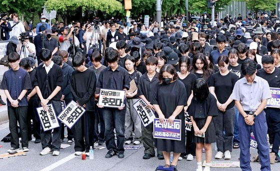 9月4日是瑞二小学教师A某的49天追悼日，图为集会参加者们在国会前的集体默哀。【照片来源：韩联社】