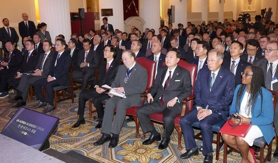 图为当地时间22日，在英国进行国事访问的尹锡悦总统出席于伦敦市长官邸举行的韩英商务论坛。【照片来源：NEWSIS】