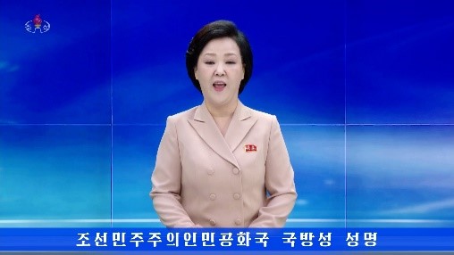 23日，朝鲜中央电视台播音员正在发表国防部声明，包含宣布废除9•19韩朝军事协议的内容。【图片来源：韩联社】