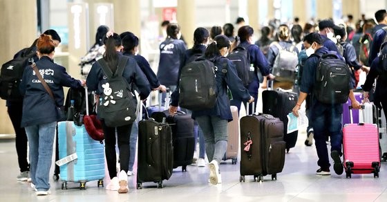 图为从仁川机场入境韩国的外国劳动者。【照片来源：NEWS1】
