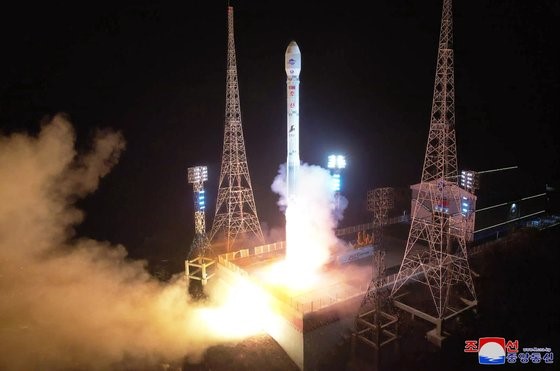 朝鲜于月21日发射了军事侦察卫星“万里镜1”号。【照片来源：朝中社=韩联社】