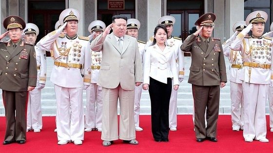 朝中社29日报道称，朝鲜国务委员会委员长金正恩与女儿主爱一起在今年8月28日朝鲜海军节之际访问了海军司令部，鼓励了将士们。 【照片来源：韩联社】
