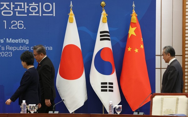 韩国外交部长朴振、日本外长上川阳子、中国外长王毅26日在釜山APEC世峰楼举行第10次韩中日外长会议，图为三位外长正在入场。【摄影：宋奉根 记者】