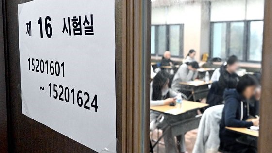 图为上月16日举行2024学年度高考的首尔中区梨花女子外国语高中。【照片来源：中央图片库】