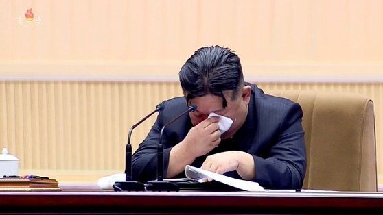 图为朝鲜国务委员长金正恩3日在平壤体育馆举行的第5届全国母亲大会上用手帕擦眼泪。朝鲜中央电视台。【照片来源：朝鲜中央电视台=韩联社】