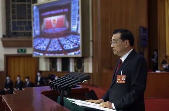 中国前总理李克强今年3月5日正在进行包括加强经济安全等内容的政府工作报告。【照片来源：韩联社】