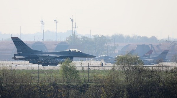 图为10月30日，F-16战斗机在京畿道平泽市驻韩美军乌山空军基地着陆。(图文无关)【照片来源：NEWS1】