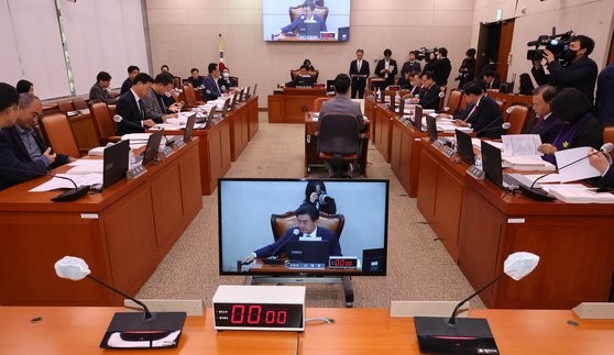 12日，在韩国国会农林畜产食品海洋水产委员会上，苏秉勋委员长正在主持全体会议。【照片来源：韩联社】