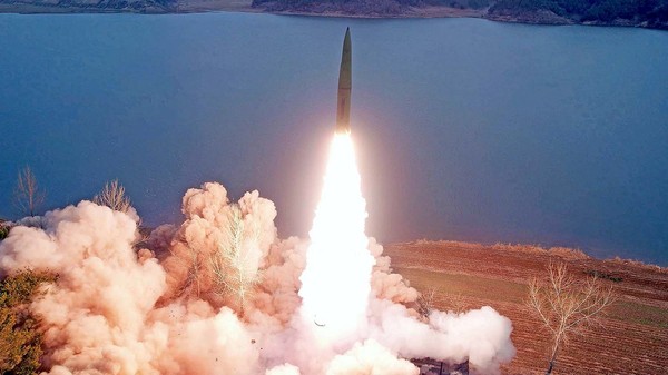 朝鲜弹道导弹发射资料照片。【照片来源：韩联社】