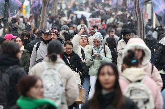 下雪的19日，首尔中区明洞街上挤满了外国游客。【照片来源：NEWS1】