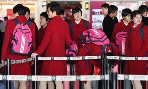 图为2017年12月5日，朝鲜女足为参加2017东亚足联(EAFF)E-1锦标赛在中国北京机场等候准备飞往日本。【照片来源：共同社=韩联社】