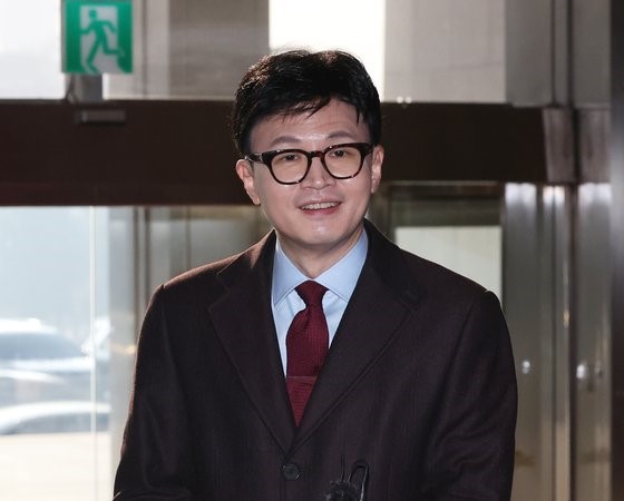 图为27日，国民力量党紧急对策委员长韩东勋前往国会上班。【照片来源：NEWS1】 