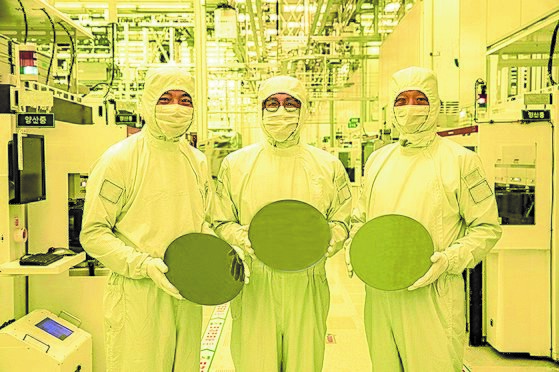 三星电子员工们在华城园区展示半导体晶片。【照片来源：三星电子】